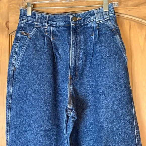 Vintage Chic mom / high rise denim jeans with pleat front & no back pockets - Picture 4 of 14